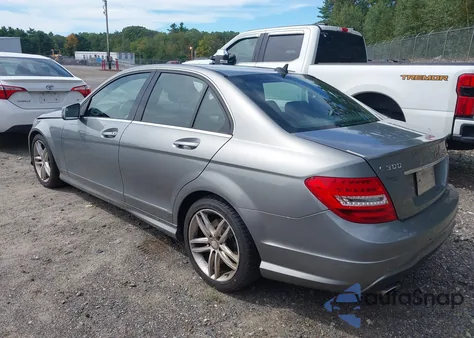 2014 Mercedes-Benz C 300 Sport 4Matic z USA, uszkodzony, nr VIN WDDGF8AB4ER304789